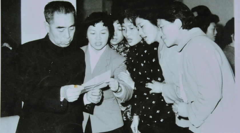 1964年春节，周恩来在成都金牛宾馆俱乐部与四川省歌舞团演员们一起歌曲演练。